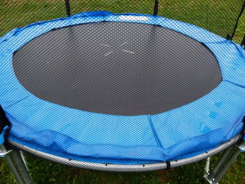 Bezpieczna zabawa w ogrodzie – osłona na sprężyny do trampoliny