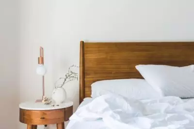 Łóżka do sypialni – jakie wybrać przy małej powierzchni?